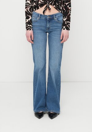 Lyseblå vidde jeans lavet af denim, med mellemhøj talje, standard fem-lomme design og en ren kant forneden.