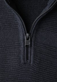 Tmavě modrý svetr na zip s texturovanou pleteninou, vybavený polovičním zipem a pryžovými kovovými detaily s nápisem "STREET ONE MEN".