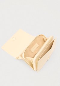 Kremasti kožni novčanik s više pretinaca, uključujući odjeljke s patentnim zatvaračem i otvorene sekcije, s kopčom na zlatni čičak.