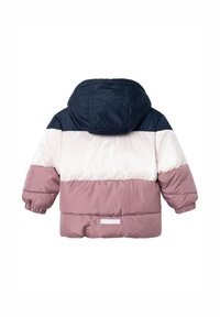 Giacca puffer color block con cappuccio blu navy, sezioni rosa pallido, grigio chiaro e rosa polveroso. Dotata di polsini elastici e di un piccolo accento riflettente.
