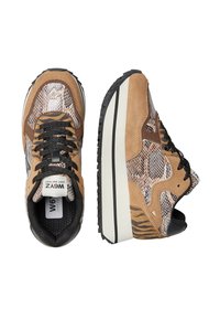 Sneaker marroni e neri in suede, con tessuto a stampa pitone, suola in gomma e lacci neri. Presentano dettagli a righe e un colletto imbottito.
