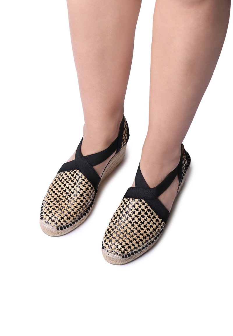 Chaussures espadrilles tissées noir et beige avec brides croisées élastiques ; bout rond ; surface texturée ; semelle en jute.
