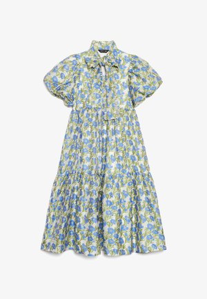 Robe mi-longue à manches courtes avec imprimé floral bleu, col à volants avec lien à trou de serrure, et jupe à volants froncée sur fond blanc.