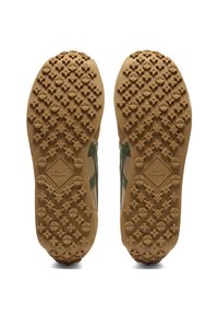 Suola della scarpa realizzata in gomma marrone con un motivo geometrico per la trazione. Logo del marchio ben visibile e dettagli testurizzati.