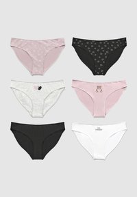 Sei paia di biancheria intima femminile: rosa chiaro con cuori, nero con cuori, grigio con grafica a cuore, rosa con grafica di orsetto, nero e bianco con testo.