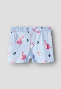 Pantalones cortos azul claro con un estampado marino juguetón que incluye ballenas rosas, medusas y pequeñas plantas marinas. Cintura elástica, tejido suave.