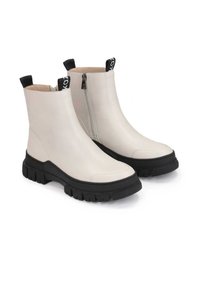 Botas blancas hasta el tobillo con un acabado de cuero suave, que cuentan con una suela texturizada negra, cierre lateral y tiradores en la parte posterior.