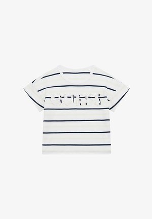 Balts un tumši zili svītrots īsās piedurknes T-krekls ar apaļu kaklu, kura priekšā ir vārds "GUESS" caurspīdīgā materiālā.