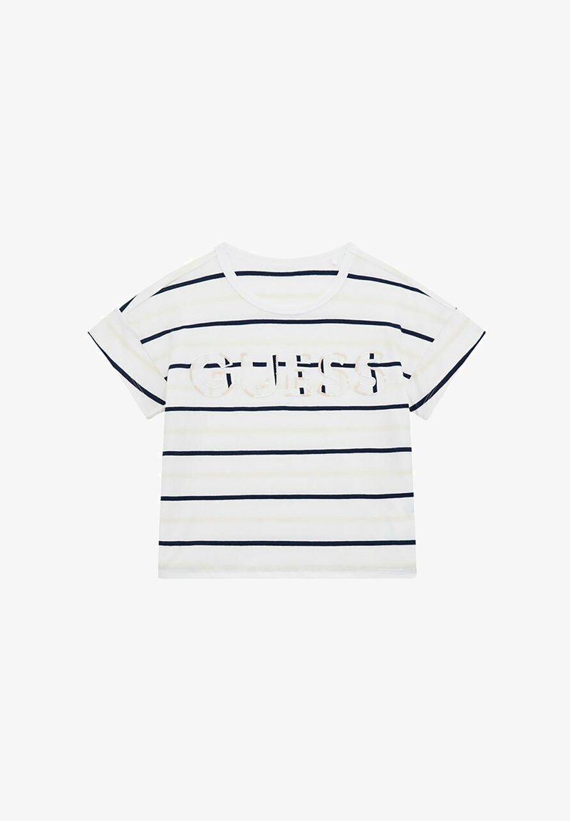 Wit en marineblauwe gestreepte T-shirt met korte mouwen en een ronde hals, met het woord "GUESS" in een doorzichtig materiaal op de voorkant.
