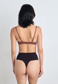 Spanx SPANXSUPERSMOOTH™ UNDIE-TECTABLE® THONG - Siaurikės - truffle brown