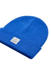 Blauwe geribbelde gebreide beanie met omgeslagen rand en een klein wit rechthoekig label met een geometrisch logo en het woord "protest."