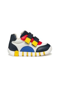 Chaussure multicolore avec un corps en mesh blanc, des accents en cuir bleu et rouge, un talon bleu marine, une sangle jaune et une semelle en caoutchouc avec une texture antidérapante.
