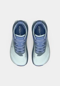 Sapatilhas de trail running em azul e azul claro, com um upper texturizado, painéis em rede e atacadores. Apresenta um logótipo proeminente e sola multidirecional.
