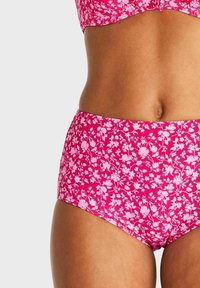 Högmidjad bikiniunderdel i klar rosa med ett blommönster i ljusrosa. Tillverkad av stretchigt tyg med en mjuk yta.