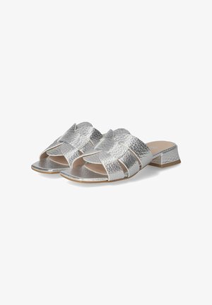Zilveren slide sandalen met een gestructureerde metallic afwerking, voorzien van kruislingse banden en een lage blokhak. Platte zool voor eenvoudig dragen.