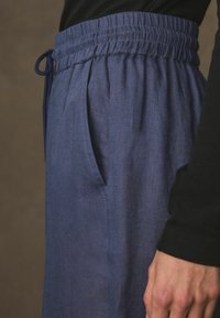 Next PETITE  - Auduma bikses - indigo blue