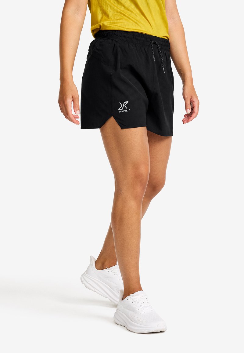 Svarta sport shorts med en strukturerad yta, elastisk midja och snörning. Har sidoklipp och en vit logotyp på vänster ben.