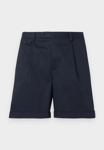 Σκούρα μπλε σορτς με ομαλή υφή, που διαθέτουν δύο εμπρόσθιες πιέτες, κλείσιμο με κουμπί και γυρισμένα μανίκια για μια ραμμένη εμφάνιση.