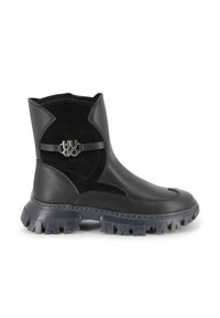 Botas negras hasta el tobillo con un upper de cuero suave y ante, suela gruesa y un acento metálico con el logo en el lateral.