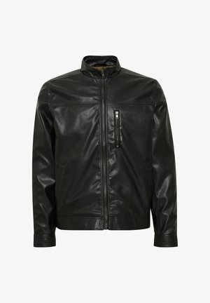 Czarna skórzana kurtka z wysokim kołnierzem, zamek z przodu, kieszenie boczne oraz kieszeń na piersi z zamkiem. Gładka struktura i dopasowany krój.