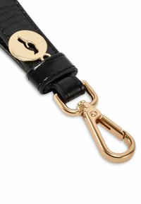 Czarny skórzany pasek z okrągłym, złotym elementem ozdobnym oraz złotym karabińczykiem dla bezpiecznego mocowania. Gładkie, błyszczące wykończenie.