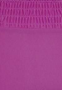 Paarse elastische stof met een ribbelstructuur, met verzamelde secties aan de bovenkant en gladde, vlakke gebieden eronder, wat een uniforme uitstraling creëert.