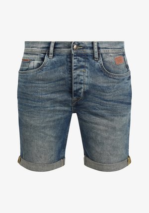 Shorts en denim bleu clair à moyen avec ourlet retroussé, cinq poches et un patch en cuir marron au dos de la taille. Texture lisse.
