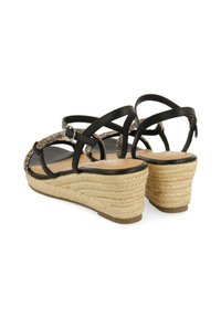 Sandales à talons compensés noires avec plateforme en jute tressé. Comprend une bride de cheville ajustable et des bride avant ornées de petites perles.