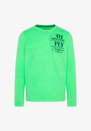 Camiseta de manga larga en brillante algodón verde neón. Presenta gráficos y texto impresos en negro en la parte delantera, con un cuello redondo.