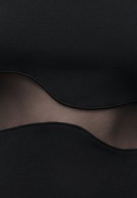 Μαύρο ύφασμα με οριζόντια διαφανή ύφανση στο μέσο, με καμπύλες άκρες κατά μήκος του περιγράμματος της διαφάνειας.