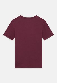 Bordové tričko s krátkym rukávom vyrobené z bavlny, s okrúhlym výstrihom a hladkou textúrou bez viditeľných potlačí alebo vzorov.