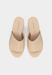 Μπεζ σανδάλια ανοιχτής μύτης, με πλατιά λουριά και μαλακή εσωτερική σόλα με την επωνυμία "Anna Field", απεικονισμένα από πάνω σε γκρι φόντο.