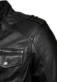 Zwarte leren jas met een hoge kraag, schouderepauletten, ritszak en contrasterende stikseldetails. Glad, gestructureerd afwerking.