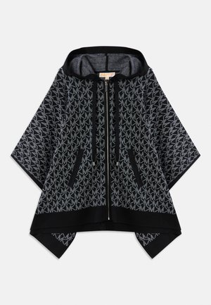 Schwarzer Kapuzenponcho mit einem strukturierten grauen Muster, das ein wiederkehrendes Logo zeigt. Zwei Reißverschlusstaschen und ein Reißverschluss vorne. Weicher Stoff.