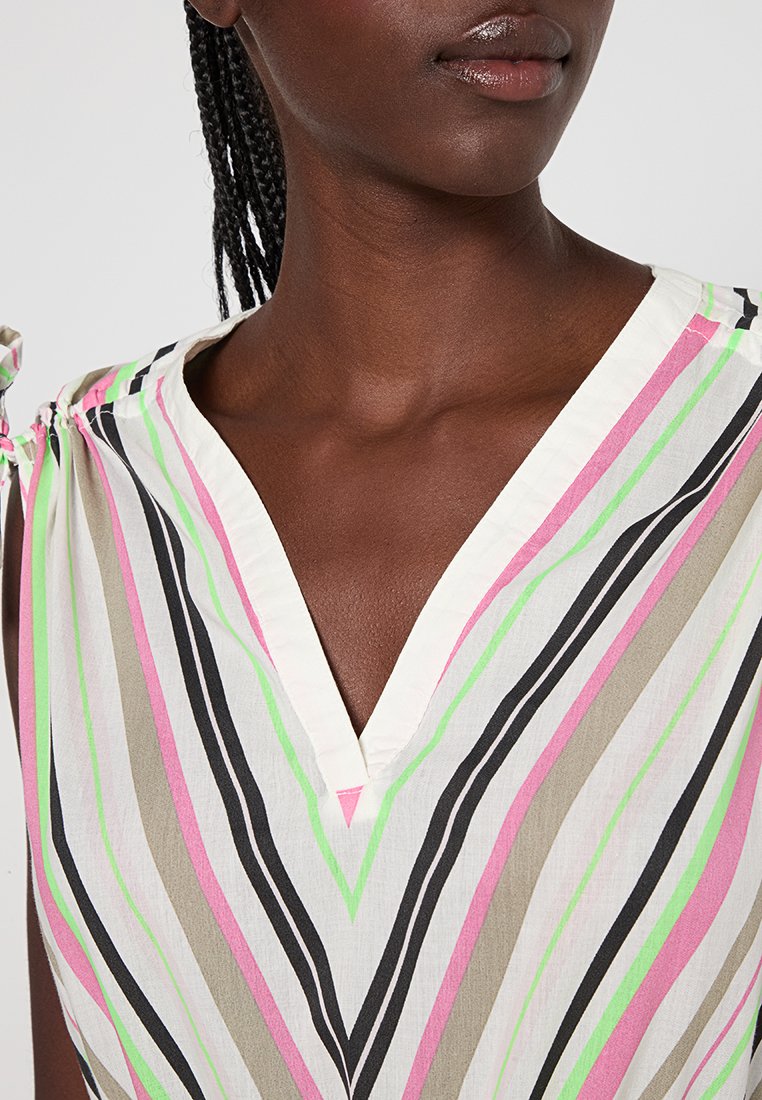 Gestreifte Bluse aus leichtem Material mit vertikalen grünen, rosa und schwarzen Linien, V-Ausschnitt und gerafften Akzenten an den Schultern.
