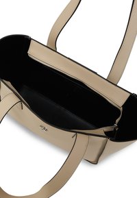 Smėlio spalvos odinė rankinė su užtrauktuku, juodu interjeru ir dviem tvirtais rankenomis. Pasižymi minimalistiniu dizainu ir elegantiška forma.