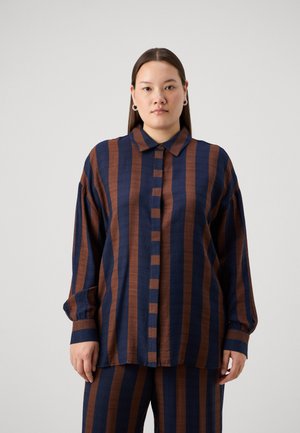 Camisa de botones en rayas azul marino y marrón, hecha de una tela ligera. Presenta un cuello y mangas largas con detalles en los puños.