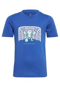 Camiseta de algodón azul con un estampado gráfico de un personaje de dibujos animados en pose de portero, sosteniendo un balón de fútbol. Mangas cortas y cuello redondo.