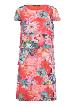 Robe florale avec un design à volants, des manches courtes, un col rond, un fond rouge vif et divers motifs floraux colorés.