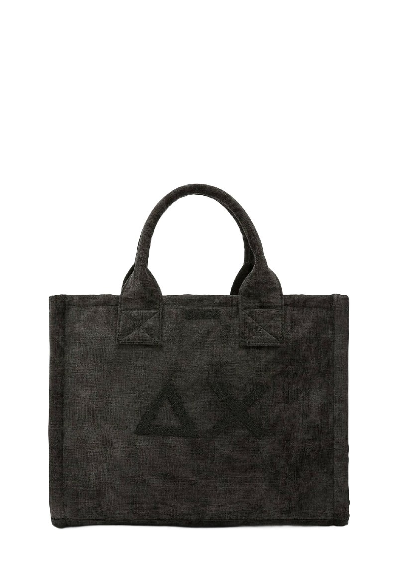 Borsa in tessuto nera con due manici corti, caratterizzata da una morbida texture e un logo triangolare in rilievo sulla superficie anteriore.