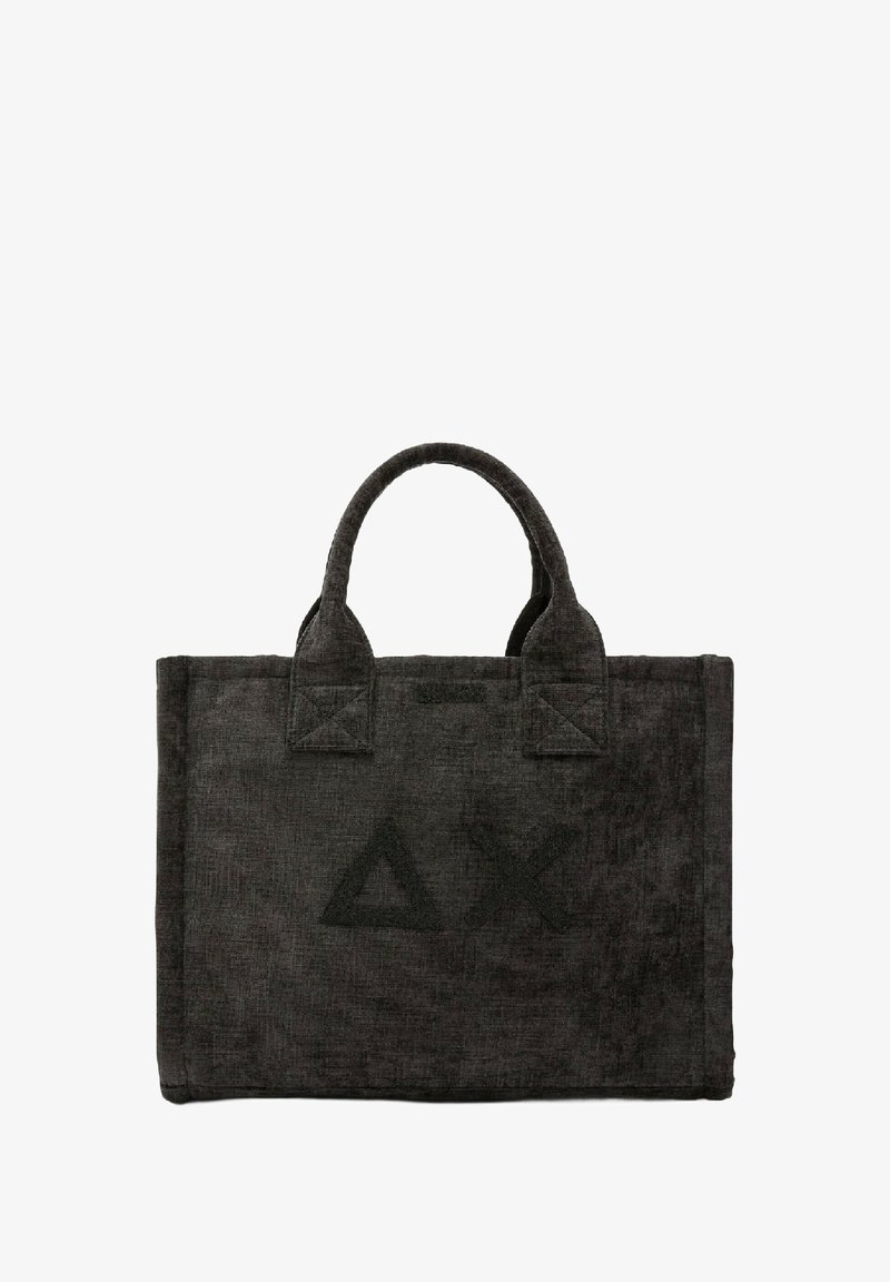 Borsa in tessuto nera con due manici corti, caratterizzata da una morbida texture e un logo triangolare in rilievo sulla superficie anteriore.