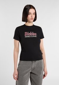 Sort kortærmet T-shirt lavet af bomuld, med en hvid og rød grafisk teksttryk "Dickies" og "DURABLE CLOTHES" på fronten.
