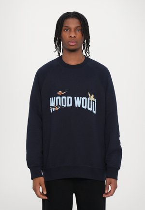 Marineblaues Sweatshirt mit "WOOD WOOD" in hellblauer Schrift, verziert mit gestickten Schmetterlingen und Blumen auf der Vorderseite.