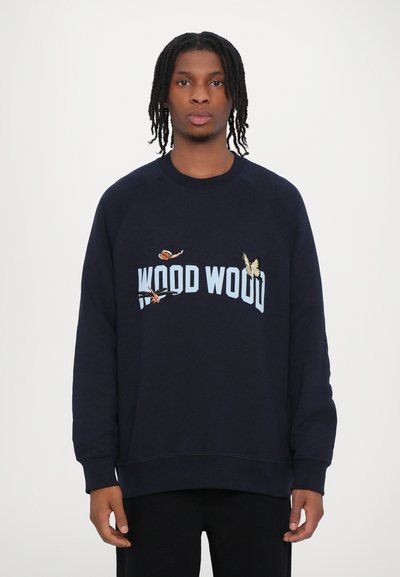 Felpa blu navy con la scritta "WOOD WOOD" in testo azzurro chiaro, impreziosita da farfalle e fiori ricamati sul davanti.