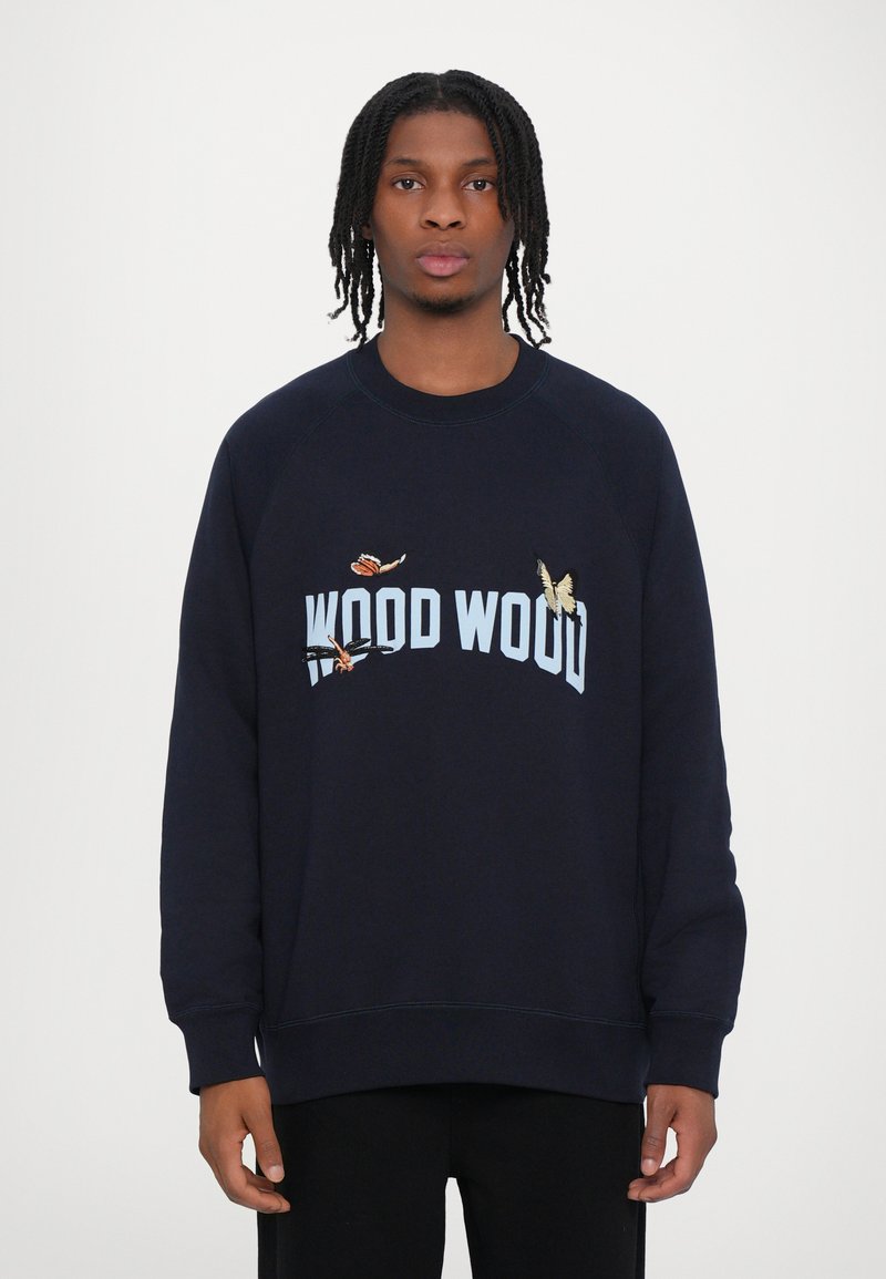 Hanorac bleu marin cu inscripția "WOOD WOOD" în text bleu deschis, decorat cu fluturi și flori brodate pe față.