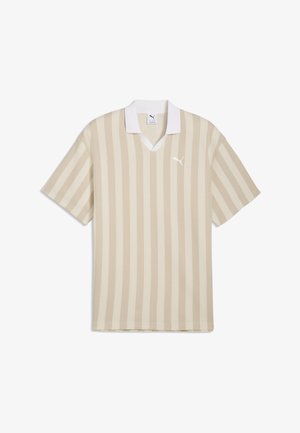 Beige en crèmekleurig kortermig poloshirt met verticale strepen, witte kraag en Puma-logo op de linkerborst.