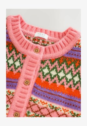 Šarena pletena jakna s ružičastim rebrastim ovratnikom, drvenim gumbima i geometrijskim uzorkom u zelenim, narančastim, ljubičastim i bijelim nijansama.