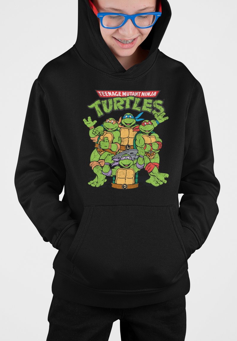 Felpa nera con un grafiche colorato di quattro tartarughe dei cartoni animati, ciascuna in una posa diversa, con il testo "TARTARUGHE NINJA PODERSE" sopra.