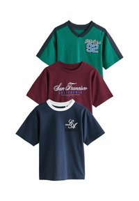 Kolm lühikese varrukaga t-särki: roheline mereväe aktsentidega ja tekstiga "New York 92", burgundia tekstiga "San Francisco California" ning mereväe sinine logoga "LA".