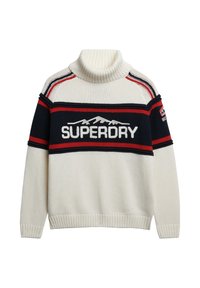 Kremowy sweter z golfem, w niebieskie i czerwone paski, z grafiką przedstawiającą góry oraz napisem "SUPERDRY" na klatce piersiowej i naszywką z logo na rękawie.